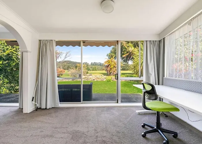 Quiet And Quirky Escape By The Golf Course *